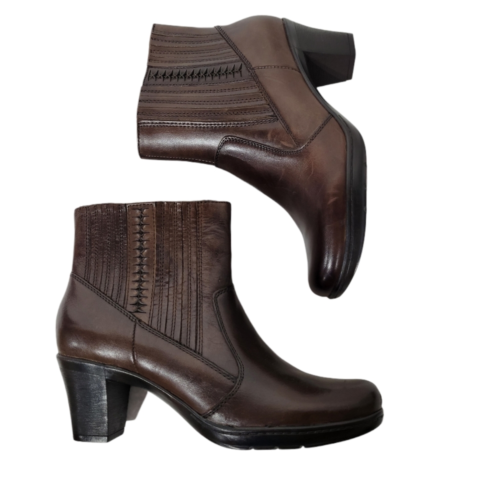 Clarks Brown Lowcut Boots (like new!)